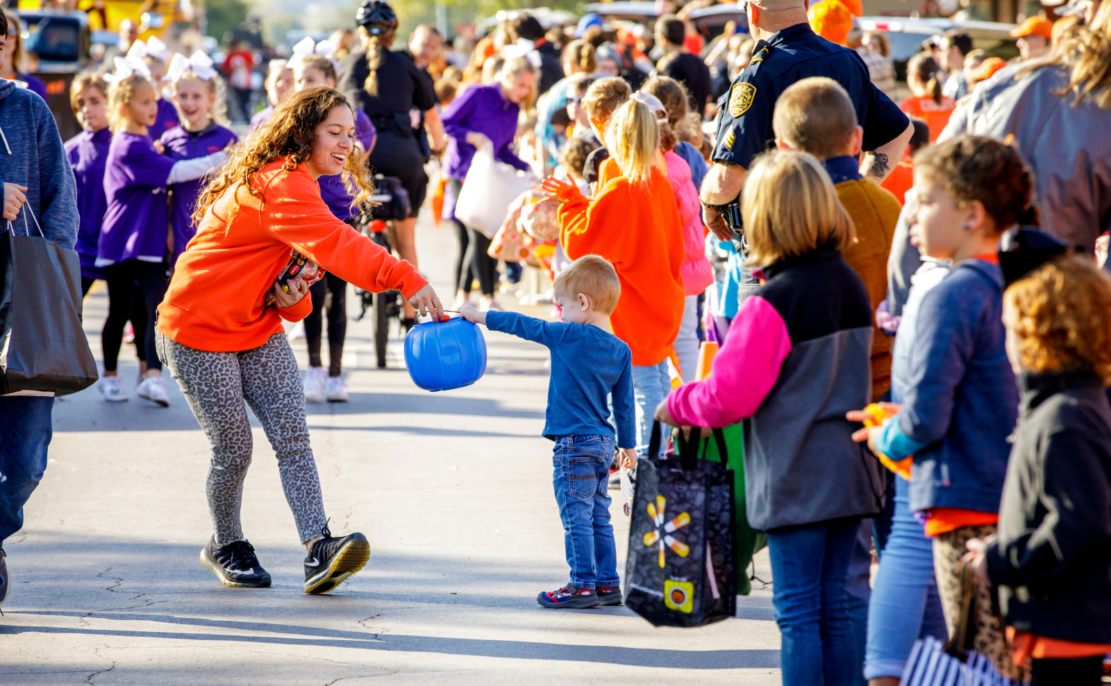 homecoming parade kids and crowd