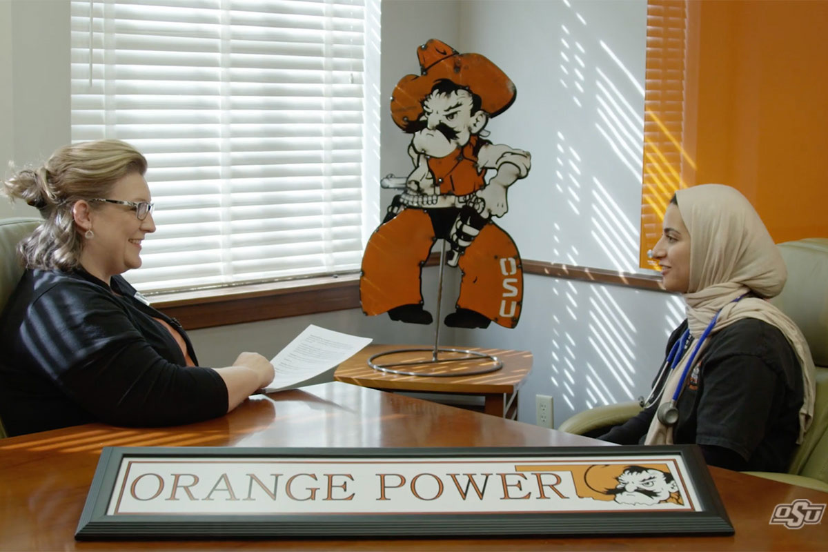 A GROW supervisor meets with a student employee.